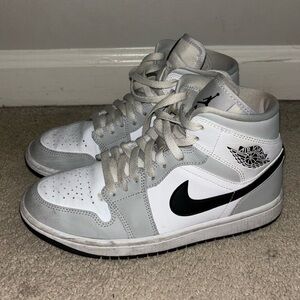 Jordan 1 Mid
Light Smoke Grey (Women's)